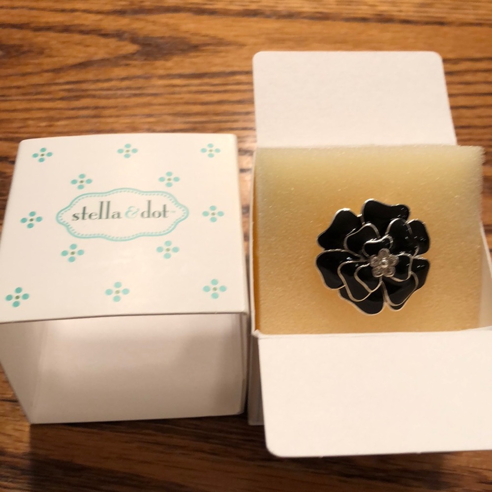 EUC Stella & Dot adjustable floral ring. Black